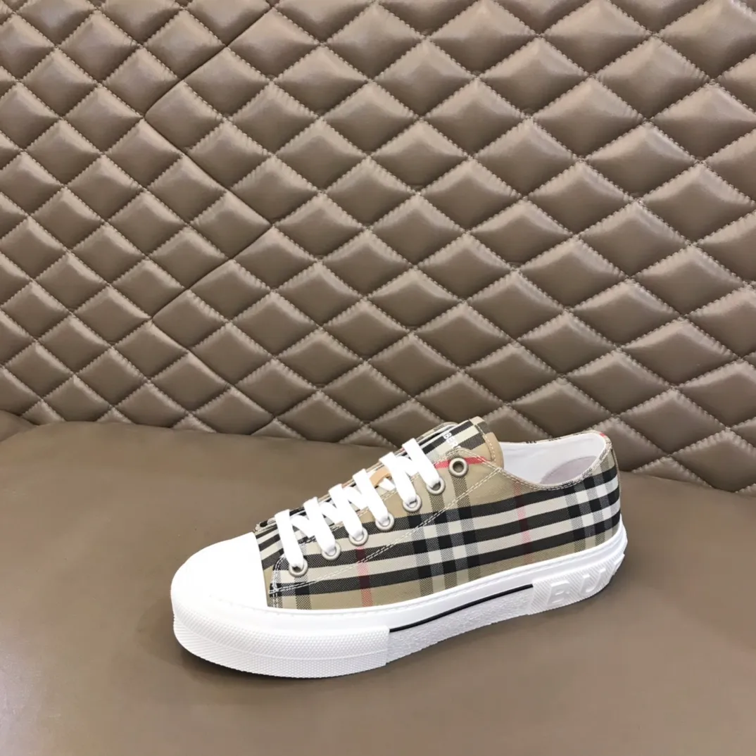 p400 "Burberr*" men's classic low-top sneakers, reinterpreted in Vintage check cotton material and decorated with a new brand logo. First-layer sheepskin lining, embossed Burberry logo on the heel, and original TPU outsole! Size: 38-44 No. 068